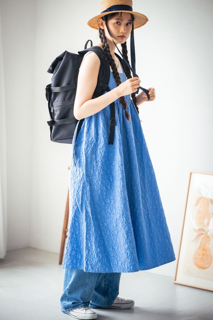 真夏の涼感ナンバーワンコーデ。ブルーのワンピース×デニムの爽やかな着こなし【FUDGE FRIEND おしゃれさんの毎日コーディネート vol.567｜うさみ】