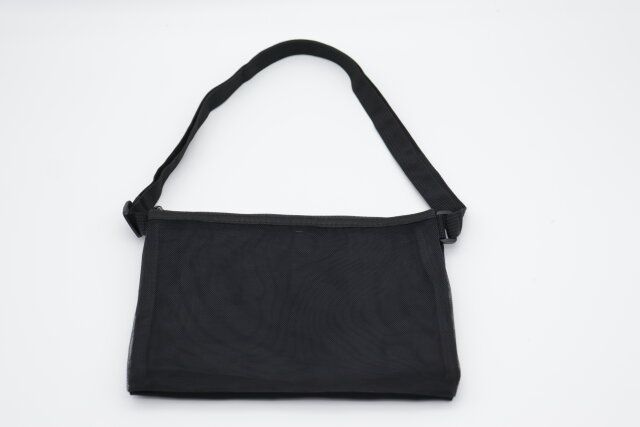 ダイソーのメッシュ ダブルポシェット 横型2