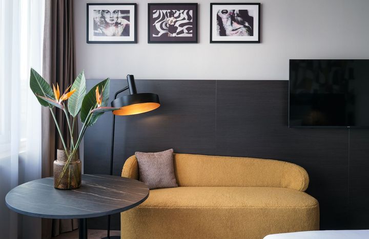 客室内にもポップなグラフィティアートやレトロなポートレートが飾られている。