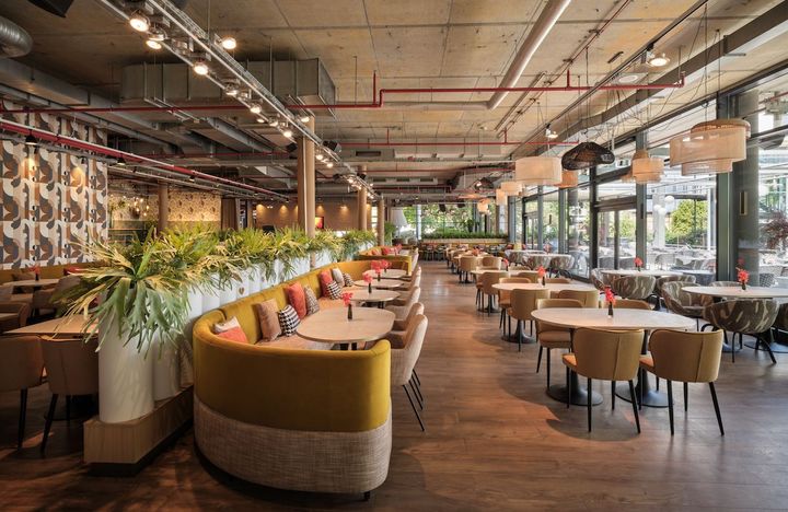 モダンなインテリアとアートピースが調和したレストランはまるでギャラリーのよう。