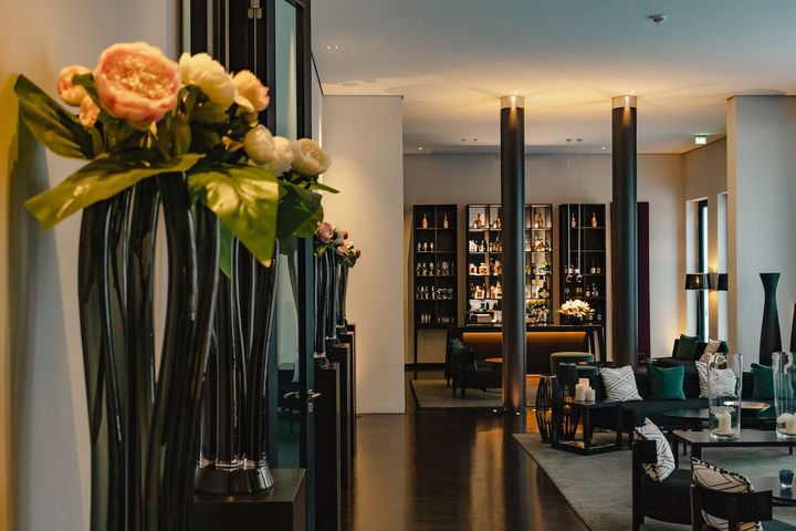 大人限定リゾートらしい、黒を基調としたスタイリッシュなインテリア。