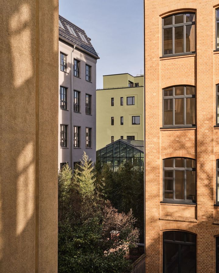 歴史的な建造物、若者が集うクラブやバー、個性的なストリートアートなど、さまざまなカルチャーが同居するフリードリヒスハインに位置する。