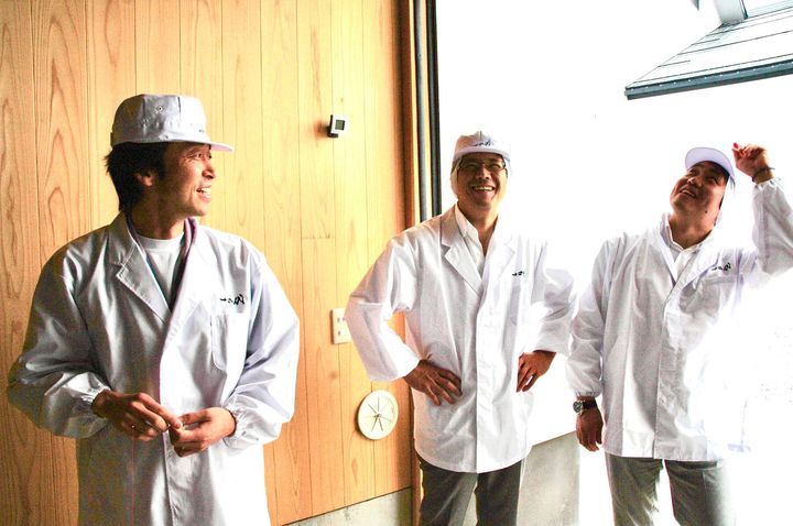 高木さんの案内で「十四代」の蔵を見学しながら談笑する同世代の3人