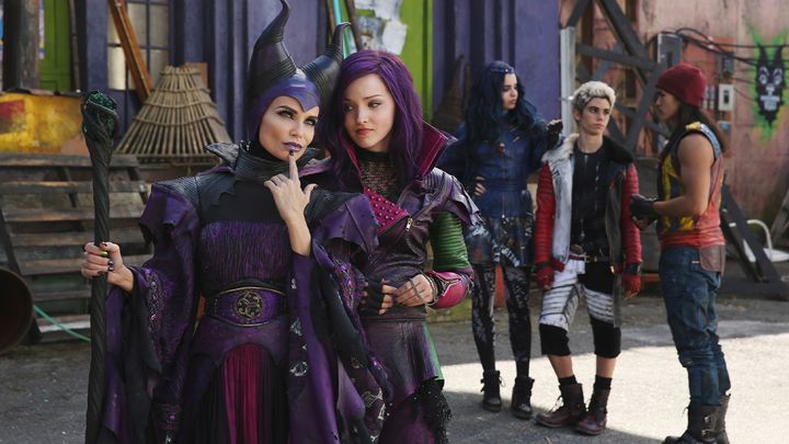 （左から）マレフィセント（クリスティン・チェノウェス）、マル（ダヴ・キャメロン）、エヴィ（ソフィア・カーソン）、カルロス（キャメロン・ボーシー）、ジェイ（ブーブー・スチュワート）