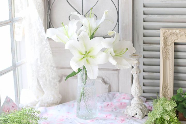 ガラス瓶のユリアレンジ