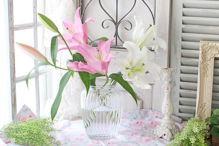 白のユリを入れる