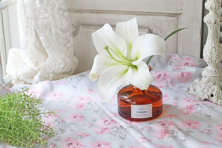 ガラス瓶とユリ