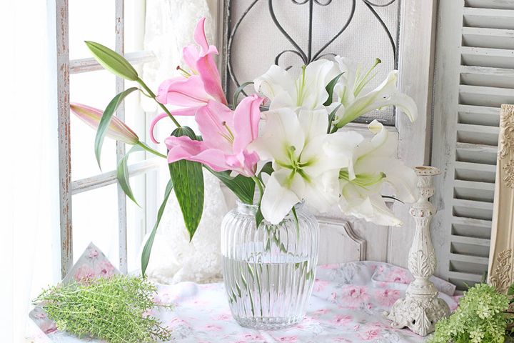 中央にユリを入れる