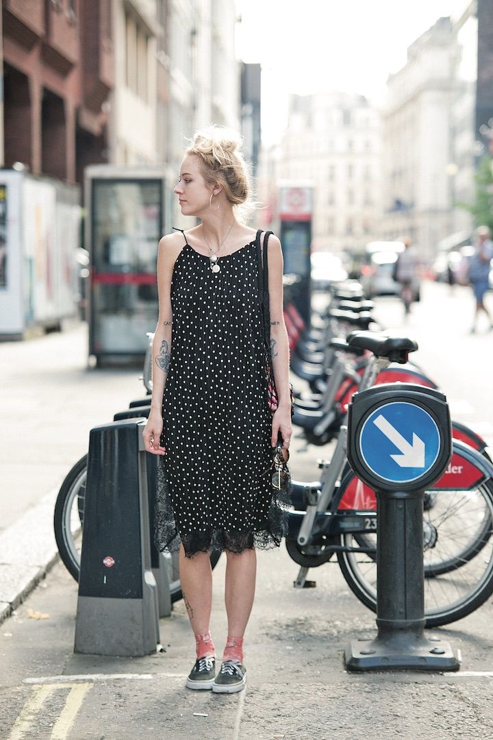 モノクロドットのキャミワンピ。スニーカーを合わせて、カジュアルダウンするのがポイント