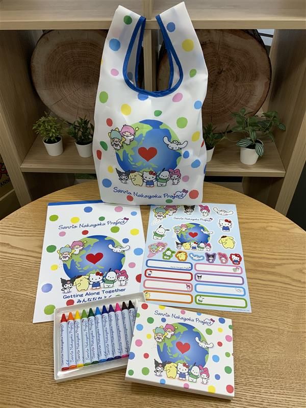 学習支援を目的に、世界中の子どもたちへ10万点の学用品を寄付