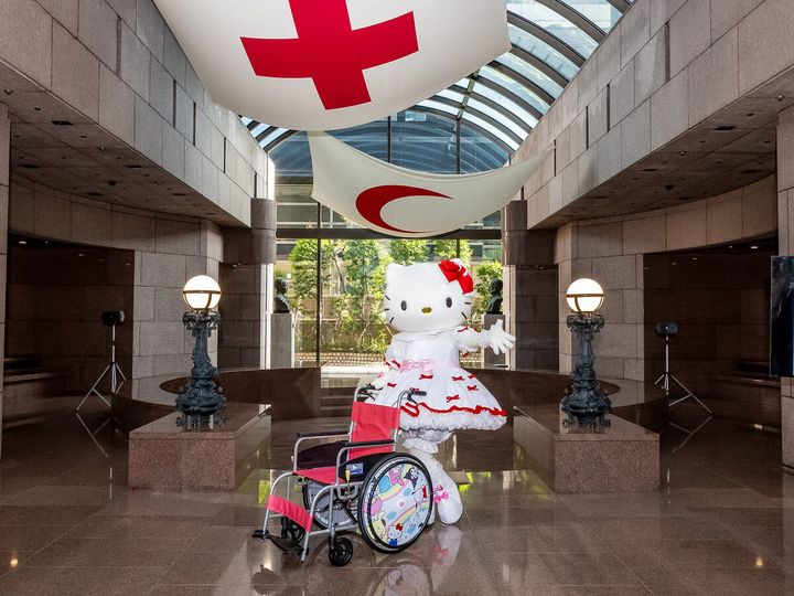 ハローキティと車いす