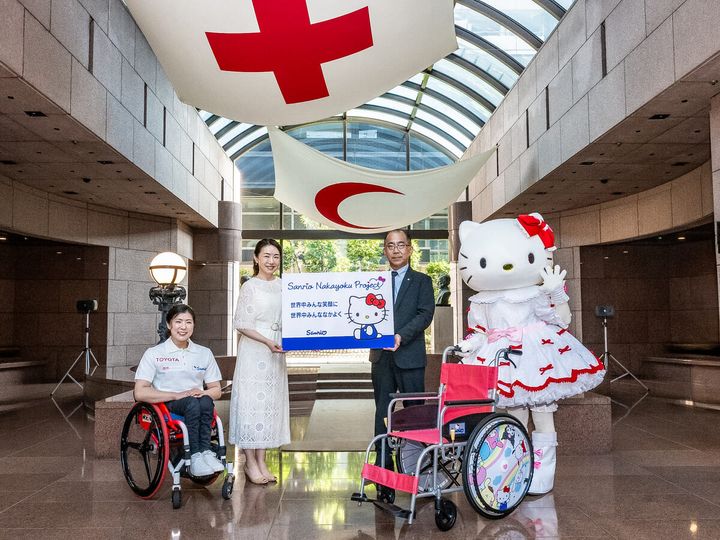 サンリオ「日本赤十字社へ車いす47台を贈呈」