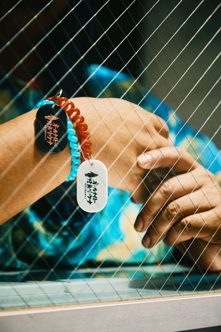 ブレスレットキーホルダー レッド／イエロー／ブルー 各¥1,980