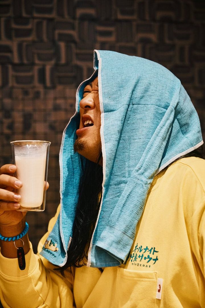 館内着では、サウナ田ヒロユキ氏がネーミングしたカラーネームを採用。“健康ランドフラワーブルー”や“足元マットイエロー”、“館内リラックスブラウン”、“貸しタオルホワイト”といったサウナ田ヒロユキらしいユニークなものとなっている。