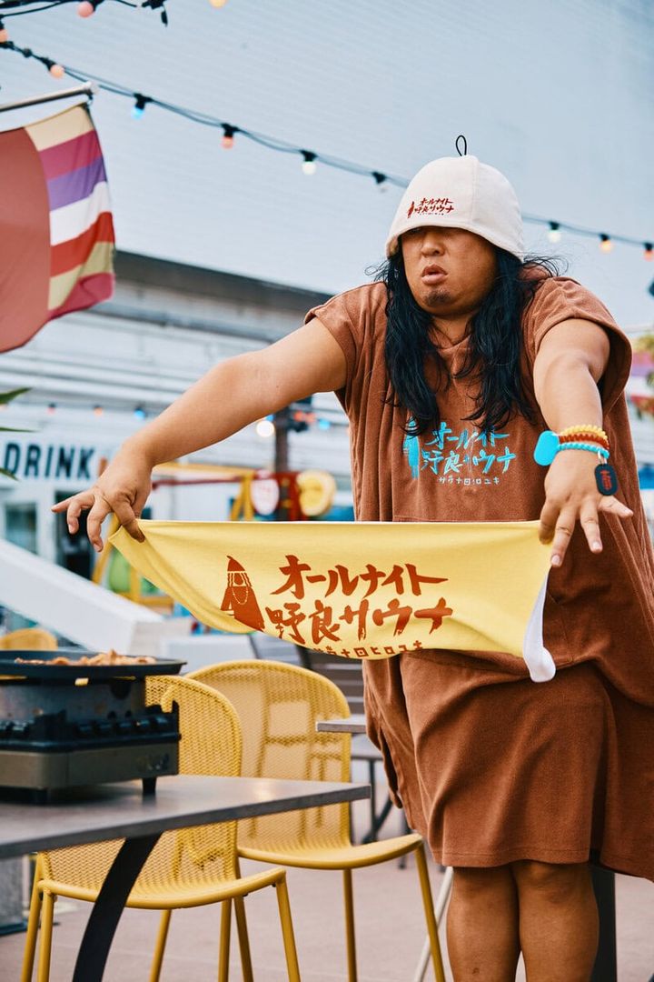 屋上ではお肉を焼きながら、バーベキューロウリュウ。パイル地ポンチョでリラックス。