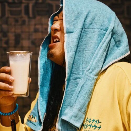 ロバート秋山「サウナ田ヒロユキ」がガチ参戦！“野良サウナ”満喫ウェアがフリークス ストアから爆誕【8/8発売】