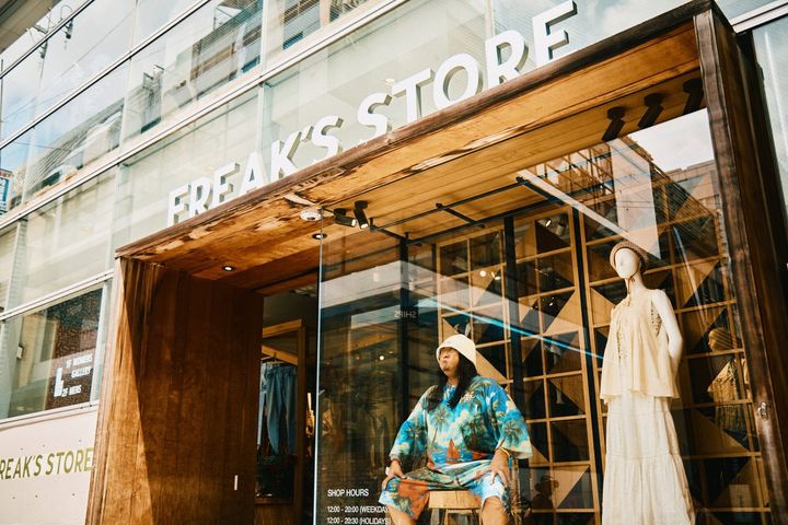 ショーウィンドウに差す光で身体を温める。フリークス ストアのウィンドウ越しの光は格別。