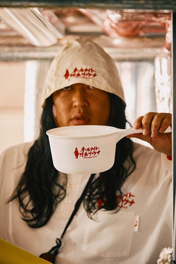 本コラボレーションでの展開アイテムは、サウナにちなんだ、彩り豊かな館内着をはじめ、パイル素材のポンチョ、サウナハット、サンダル、キーホルダーからアクリルスタンドまで豊富なバリエーション。