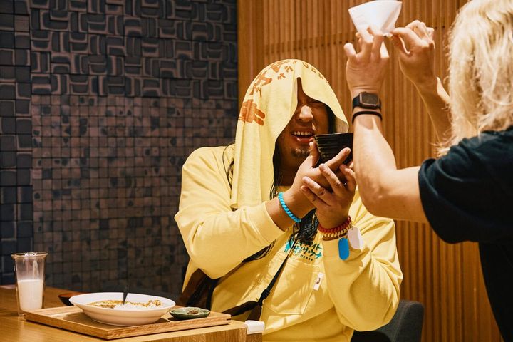 ボイラー室で野良サウナした後は、お食事処で牛乳を飲みながら“かたづける” 。カレーやみそ汁の湯気でロウリュウするのも楽しみの一つ。