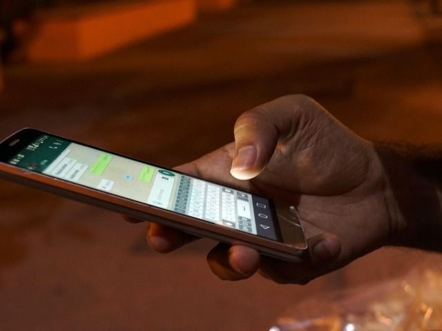 スマホ操作する人