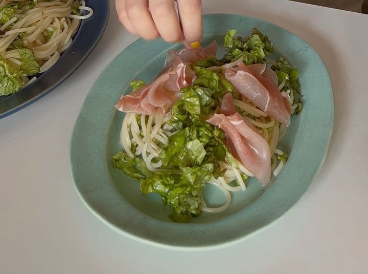 さっぱりレモンと生ハムの冷製サラダパスタ【渡辺友美子の今日のごちそうレシピ vol.75 〜レシピで旅するヨーロッパ〜】