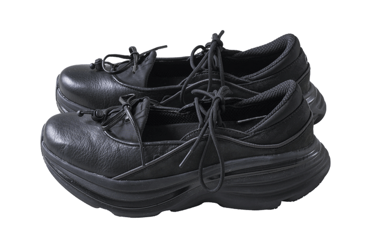 〈ホカ®〉のスニーカー