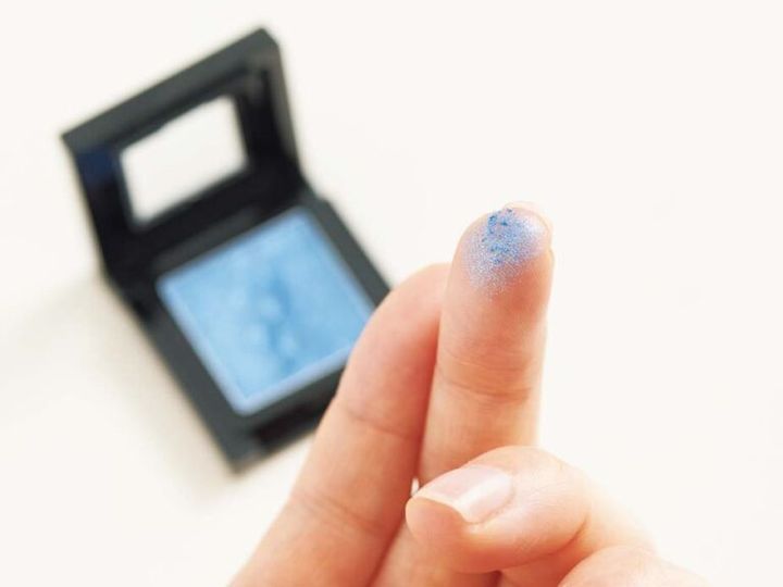 薬指の先に直接アイカラーを取る