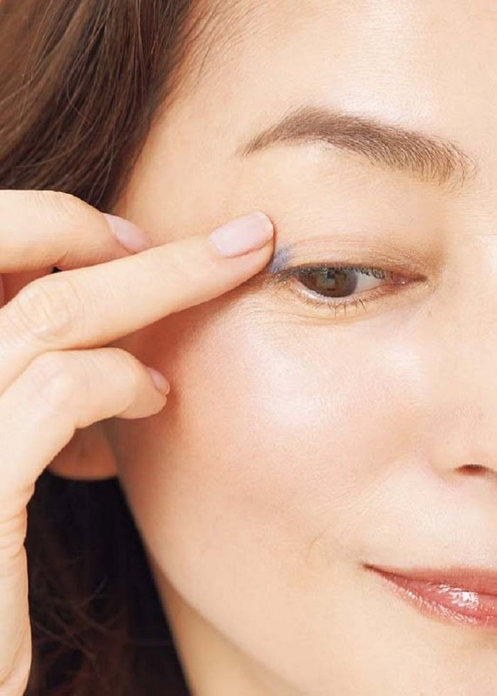 目尻のキワに色をのせる