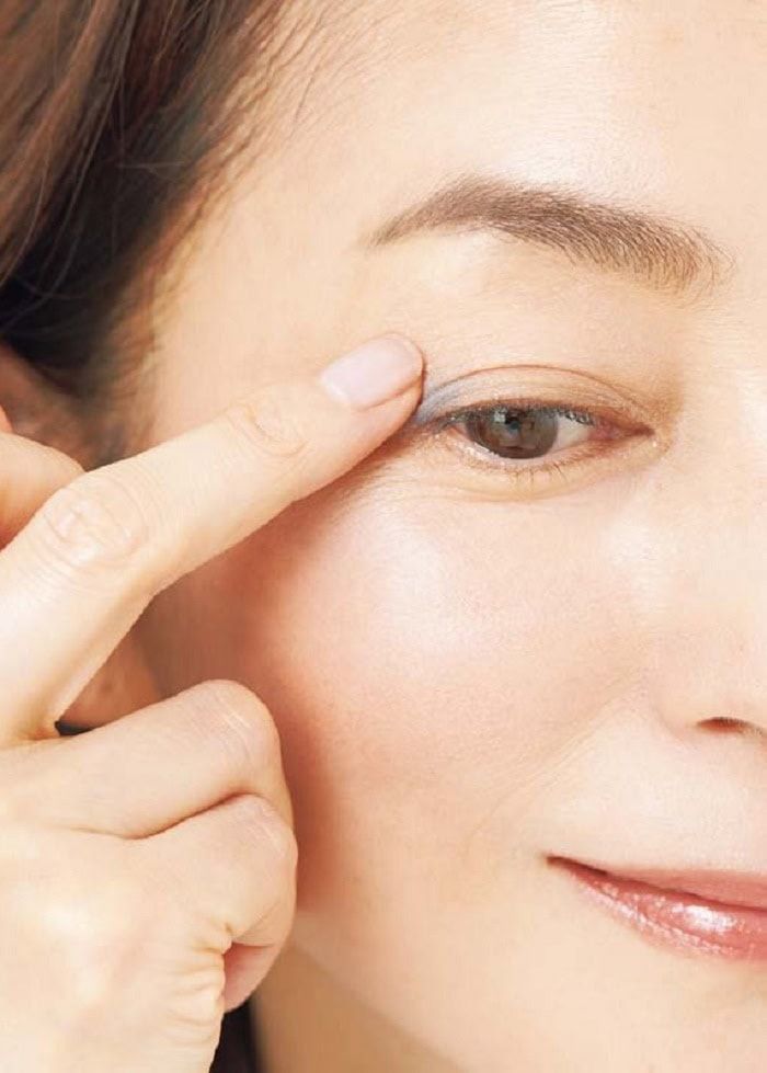 なにもついていない中指で軽くぼかす