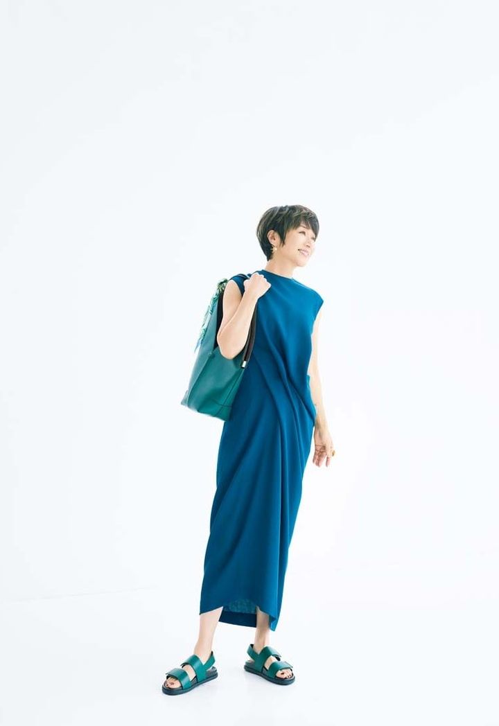 ワンピース¥101,200／ハルノブムラタ（ザ・ウォール ショールーム）、ピアス¥9,900、バングル¥19,800、リング¥22,000／すべてマナ ローザ ジュエル（マナ ローザ）、スカーフ¥15,400／イヌイ・エディション（アッシュ・ペー・フランス）、バッグ¥306,900、靴¥116,600／ともにトッズ（トッズ·ジャパン）