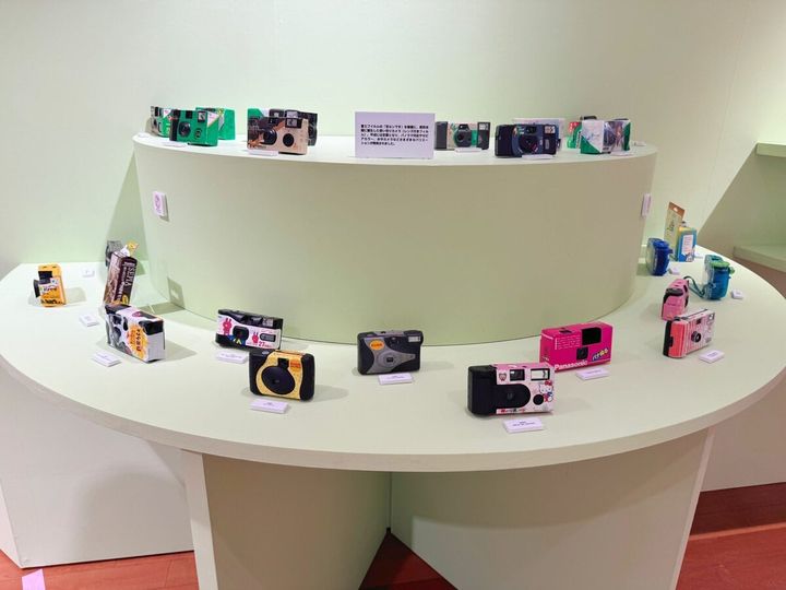 まず会場にはいると目に入るのは、ずらっと陳列されたフィルムカメラたち