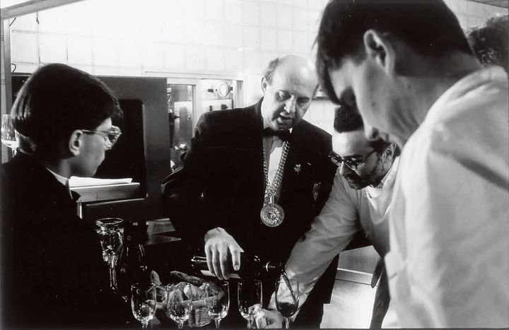 『アラン・デュカス、美食と情熱の人生』の口絵に使用された一枚。左からフレデリック・ロメール、ジャン = ピエール・ルー、アラン・デュカス、シルヴァン・ポルテ。Photo_ Courtesy of Alain Ducasse