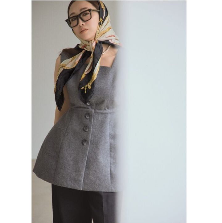 ジレ3万8000円（シーニュ） パンツ5万 3900円（AKIRANAKA／ハルミ ショー ルーム）