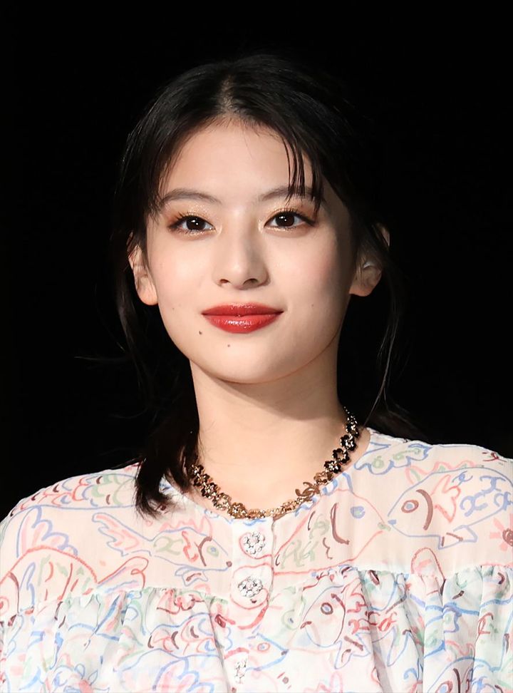 出口夏希さん（2024年11月撮影、時事）