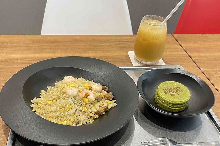 冷凍食品の進化を味わって体感できる「スペシャル炒飯」「凍ったまま食べられる今川焼」「アセロラMixスムージー」のセット／￥2,420（税込み）