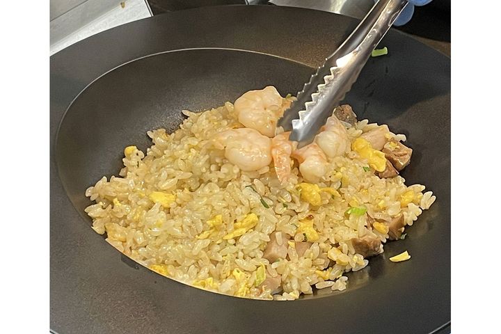 盛り付けは、人の手で丁寧に仕上げ、おいしさをワンランクアップさせます。