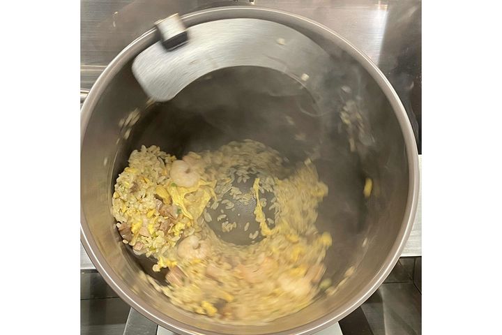 カメラのシャッター速度が追いつかないスピードで調理ロボットがプロの炒めを再現！