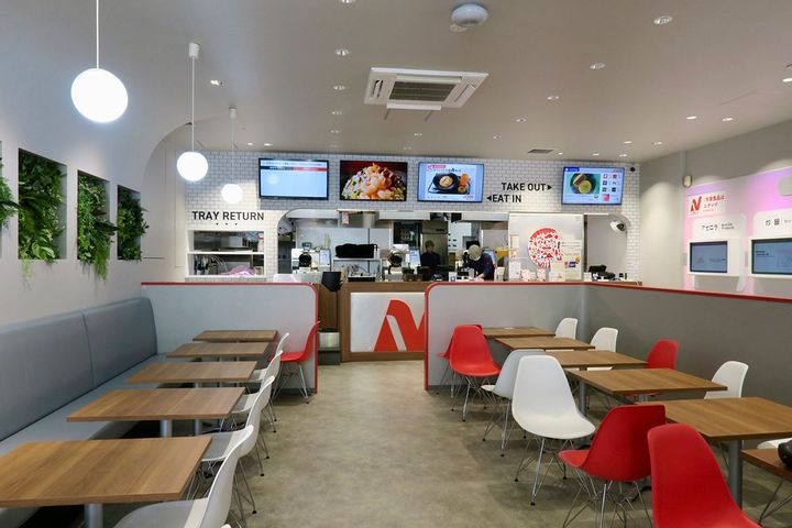 「テラスニチレイ」の店内。「ニチレイフーズ」の企業カラー「赤」がアクセントになっています。