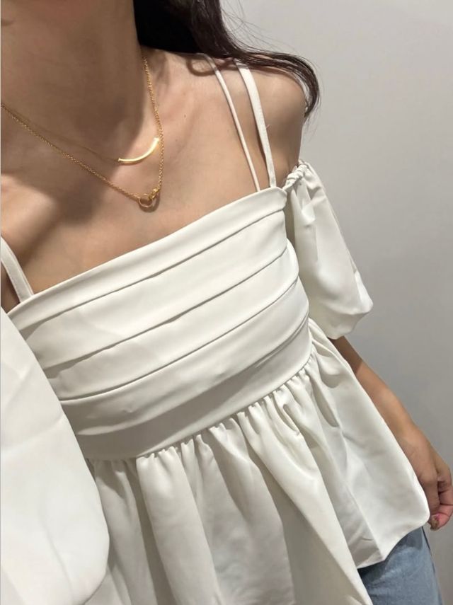 タック肩出しブラウス