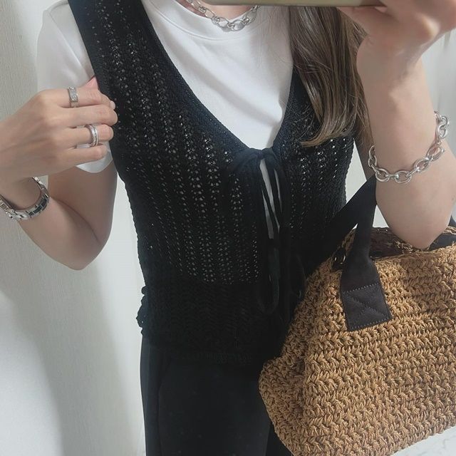 GUの透かし編みニットジレ着用イメージ