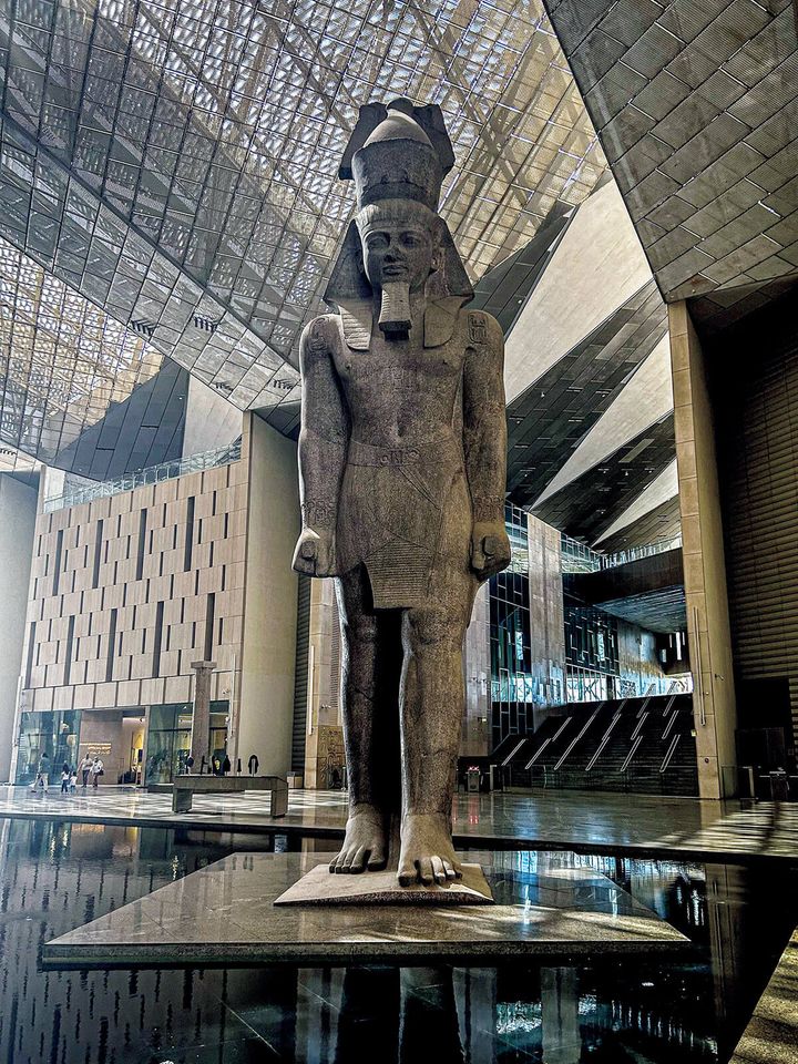 エジプト〈大エジプト博物館〉ファラオ、ラムセス2世の石像