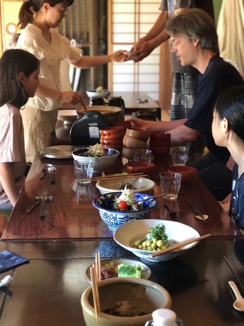 日本に帰国中、千葉県の古民家でオフ会を開催。世界中から夫婦・親子が集まり、まるで一気に大家族になったよう【日登美のタベコト in Berlin・105】の画像1