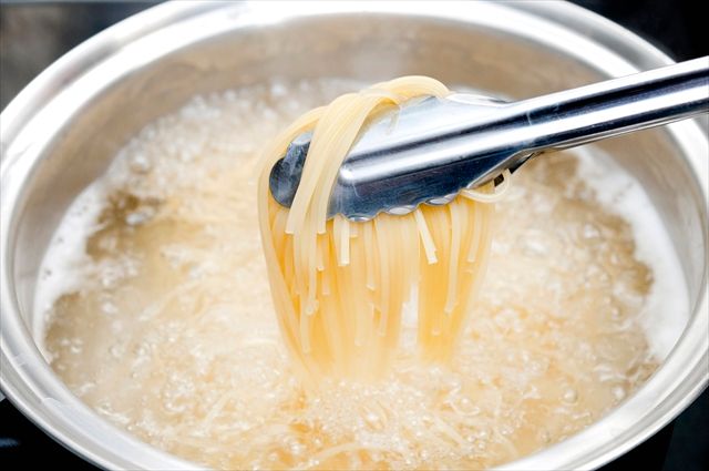 パスタを茹でる様子