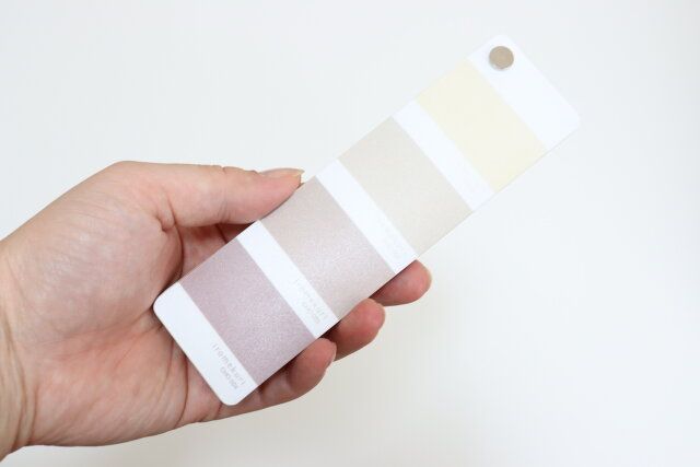 ダイソーの色見本帳風シール イロメクリはスティック状でペンケースに収納しやすい