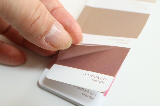 ダイソーの色見本帳風シール イロメクリは1枚ずつ剥がせる