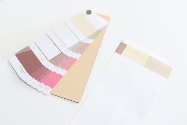 ダイソーの色見本帳風シール イロメクリは全32色