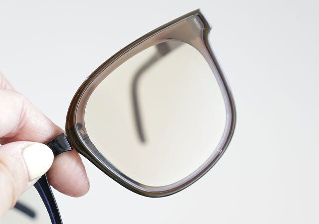 宝島社のモノマックス9月号増刊付録のグリップスワニーの調光サングラス5