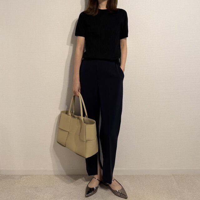 きれいめパンツを合わせて通勤にも