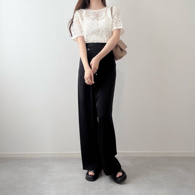 しまむらのホワイトの「コードレースTシャツ」