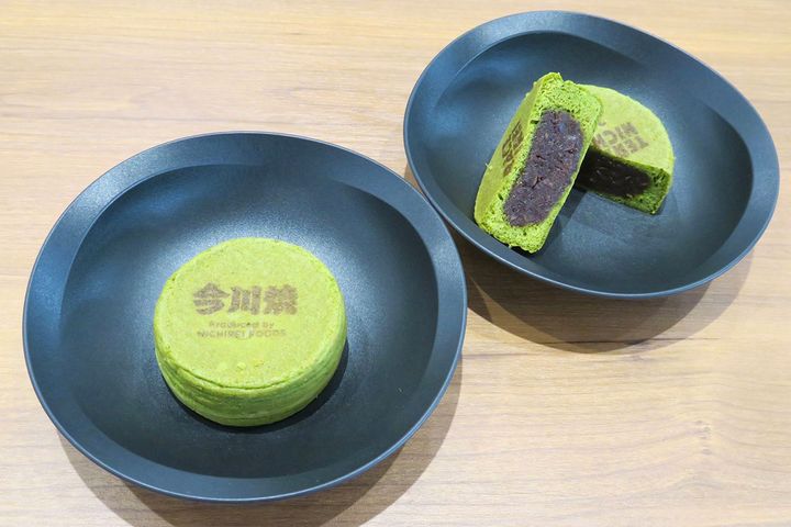 猛暑続き万博で手軽にクールダウンできる「凍ったまま食べられる今川焼」。焼印のデザインは5種類あるそう！